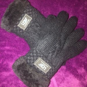 Women’s cuffed Ugg winter gloves